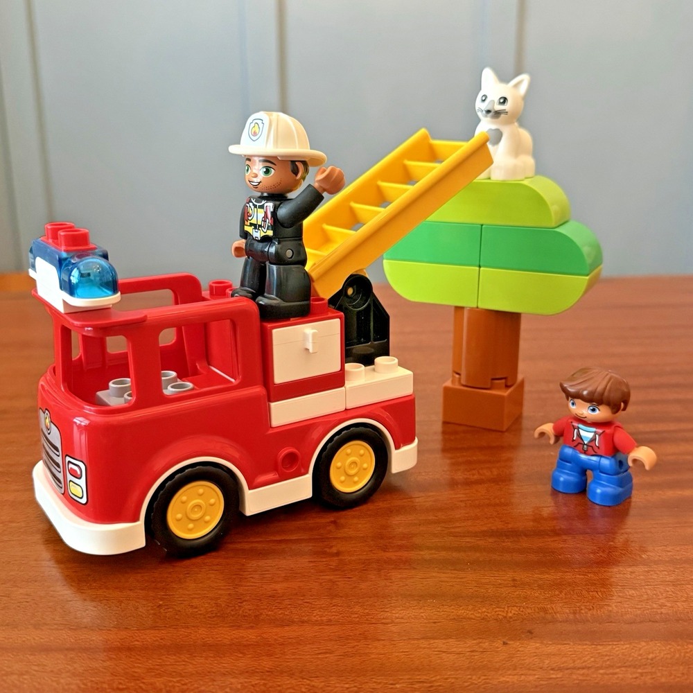 LEGO DUPLO Fire‎ Truck Ladder Rescue Set Figures Tree Cat No Box Complete Set